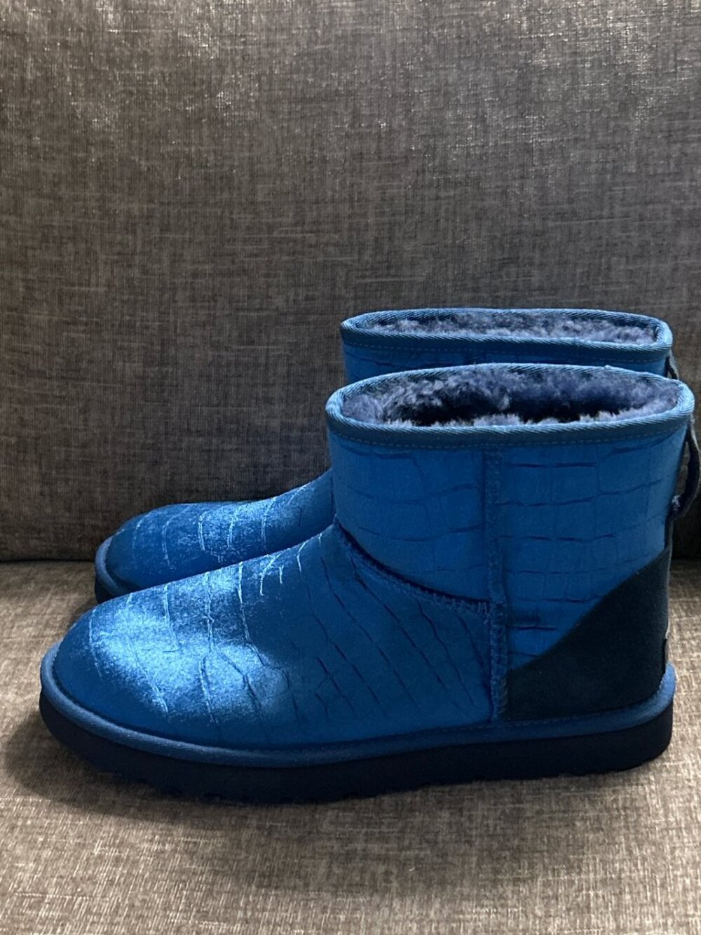 NWT UGG CLASSIC MINI II CROC BOOTS ~ BLUE VELVET ~ 9.5 - Picture 2 of 9